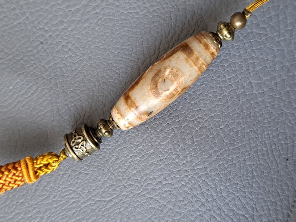 D53 Dzi - Tibetan old Agate 3 eyed dzi (38x13mm), Antiek en Kunst, Kunst | Niet-Westerse kunst, Tibet, Ophalen of Verzenden, Ritueel object