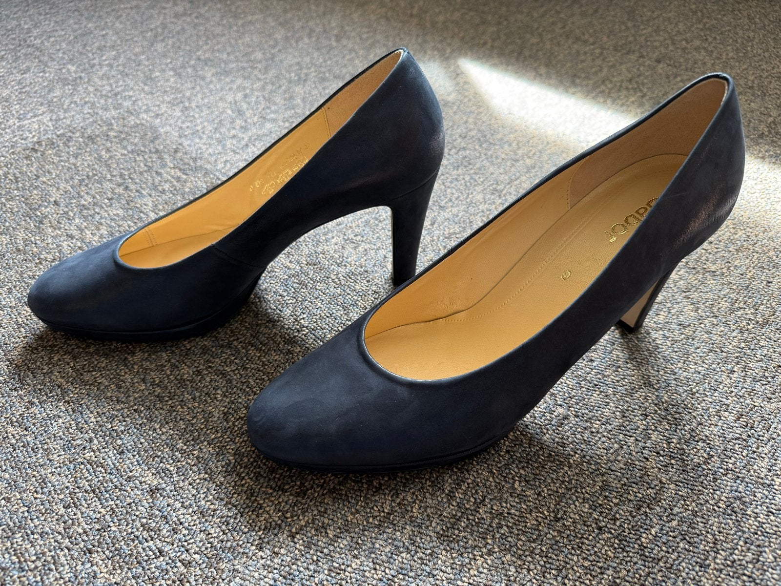 Gabor Pumps in donkerblauw Suède - Maat 43, Kleding | Dames, Pumps, Zo goed als nieuw, Verzenden, Blauw