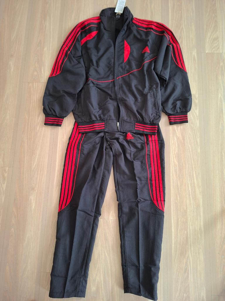 Adidas trainingspak kleur zwart /  rode strepen maat M nieuw, Ophalen of Verzenden, Nieuw, Maat 48/50 (M)