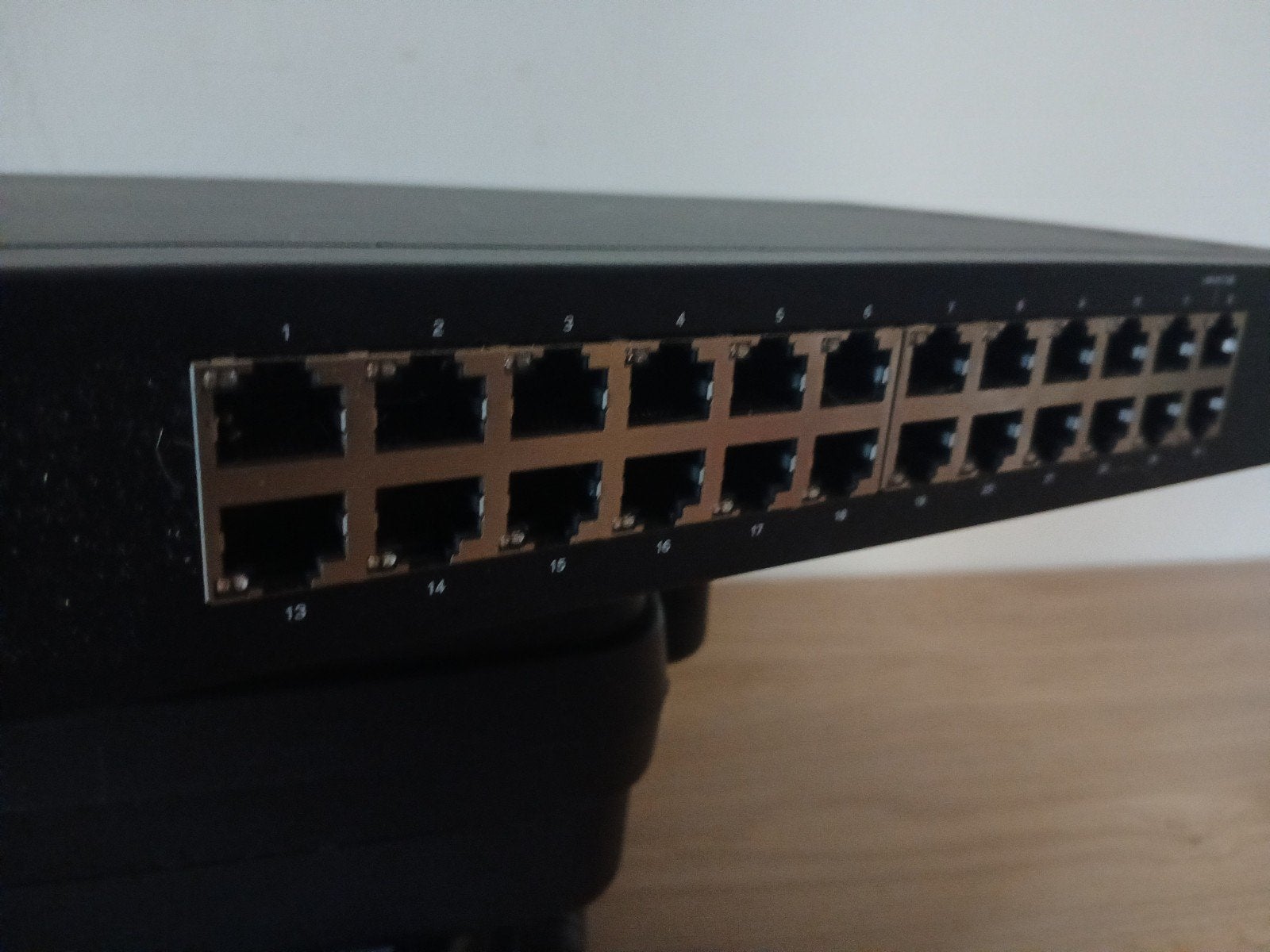 Linksys LGS124V2 24-poorts Gigabit Ethernet Switch, Computers en Software, Netwerk switches, Ophalen of Verzenden, Zo goed als nieuw