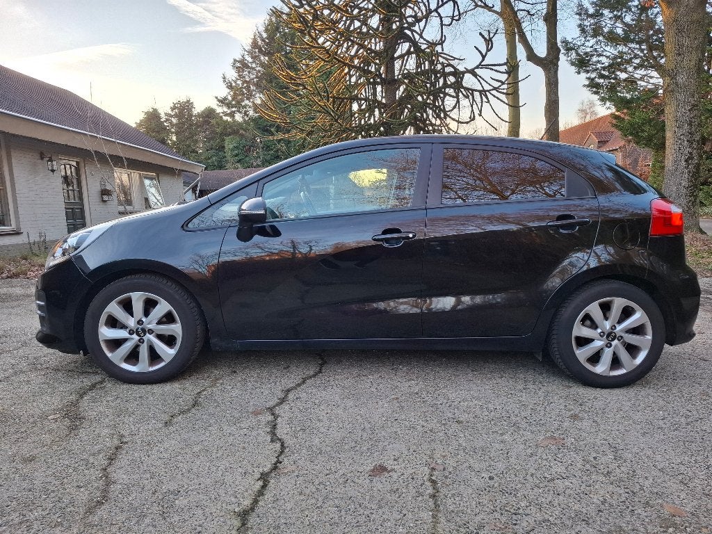 Kia Rio 1.2 CVVT ExecutiveLine | Fully loaded | 2015 Zwart, 1027 kg, 40 €/maand, Zwart, 4 cilinders