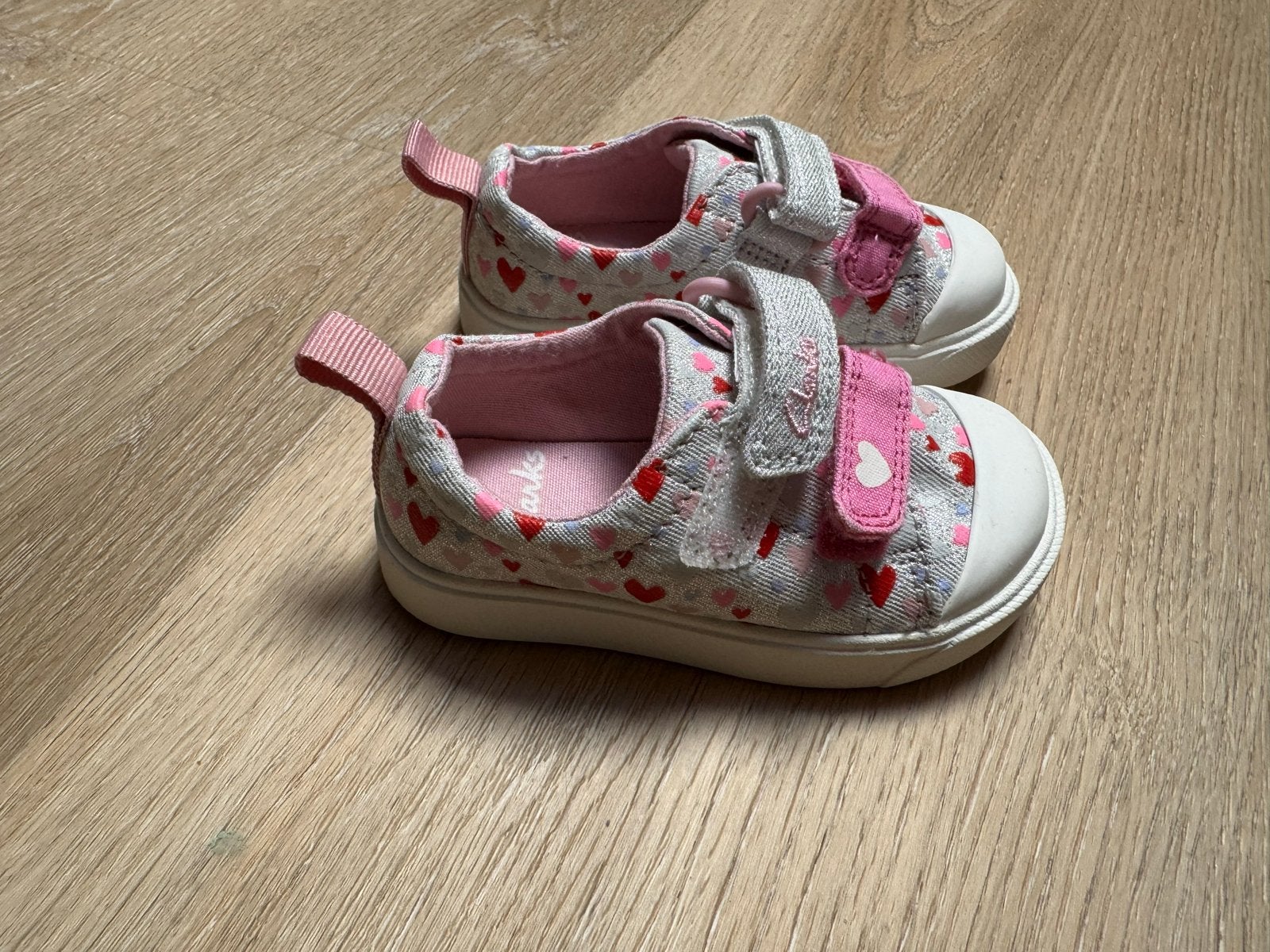 Leuke Clarks schoentje met hartjes, maat 20, Ophalen of Verzenden, Gebruikt, Meisje, Schoenen