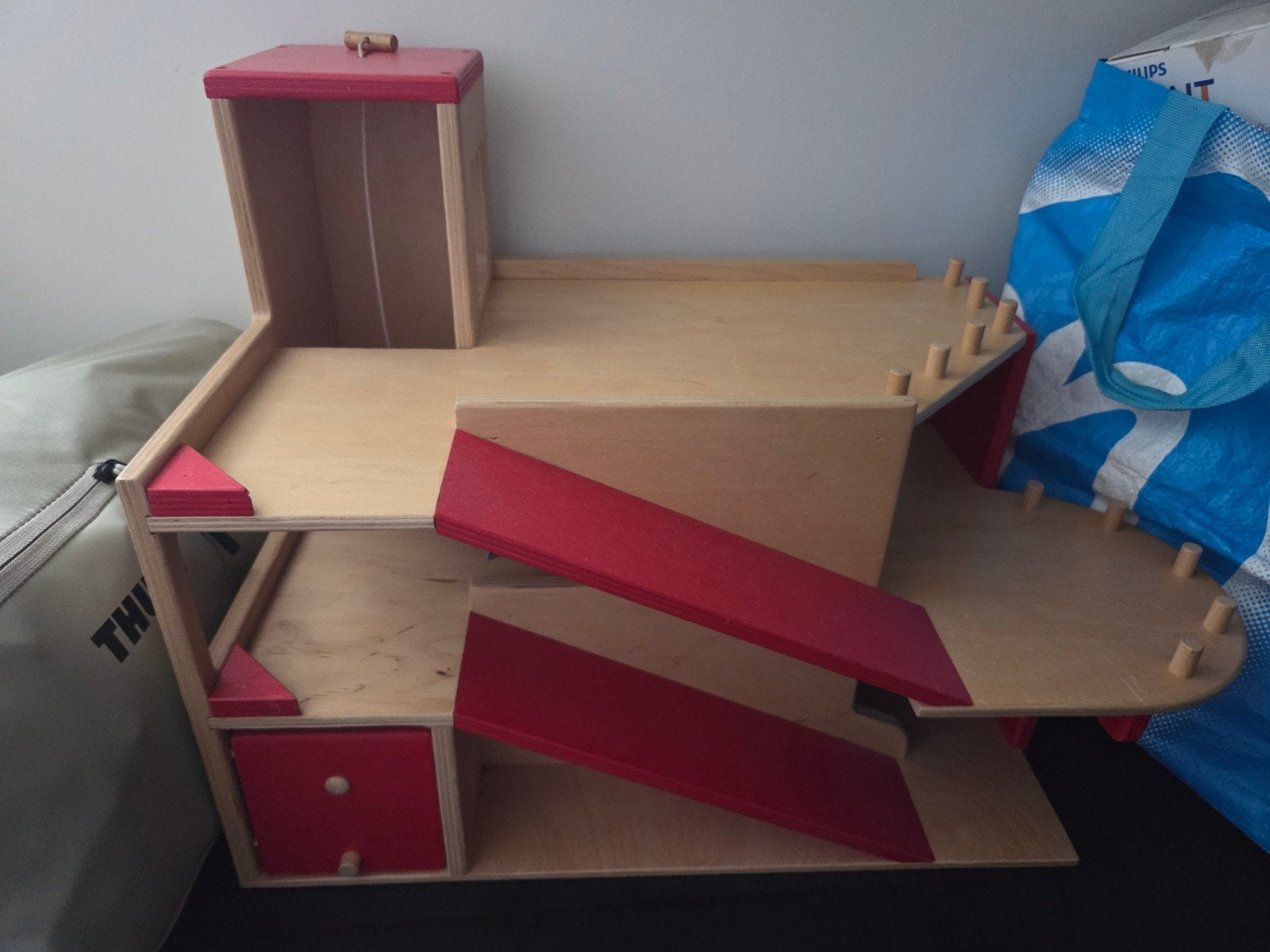 Houten garage met hellingen en lift, Ophalen