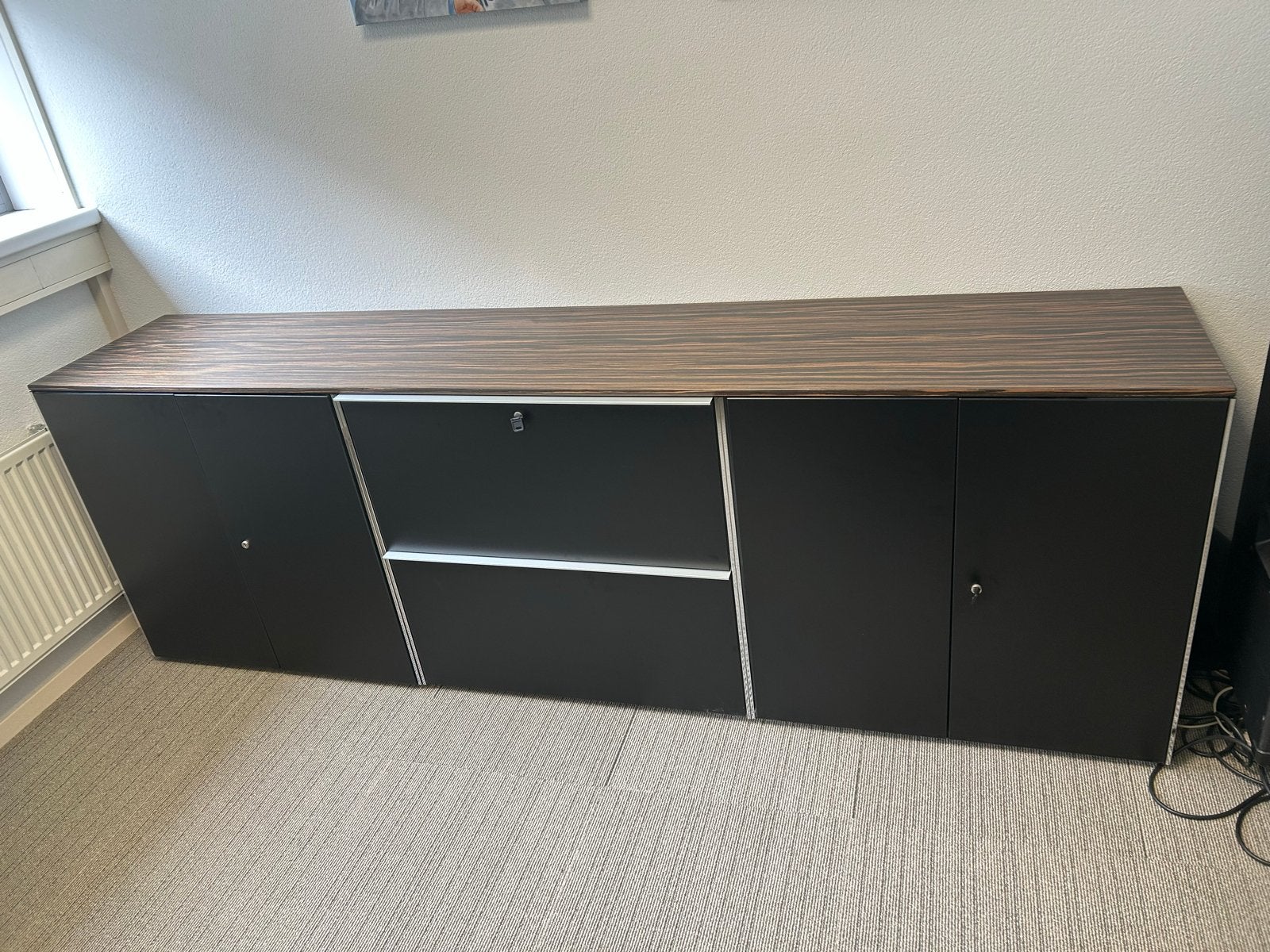 Modern dressoir met lades en deuren - zwart/hout, Ophalen, Gebruikt, 200 cm of meer, Met lade(s)