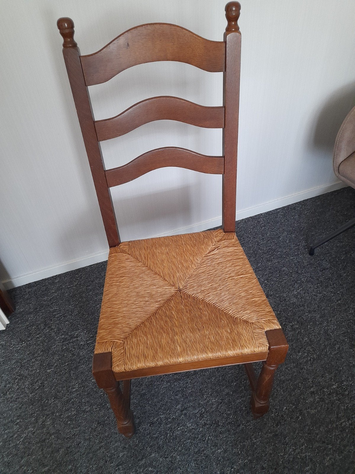 Set van 2 rustieke houten stoelen met rieten zitting, Antiek en Kunst, Ophalen