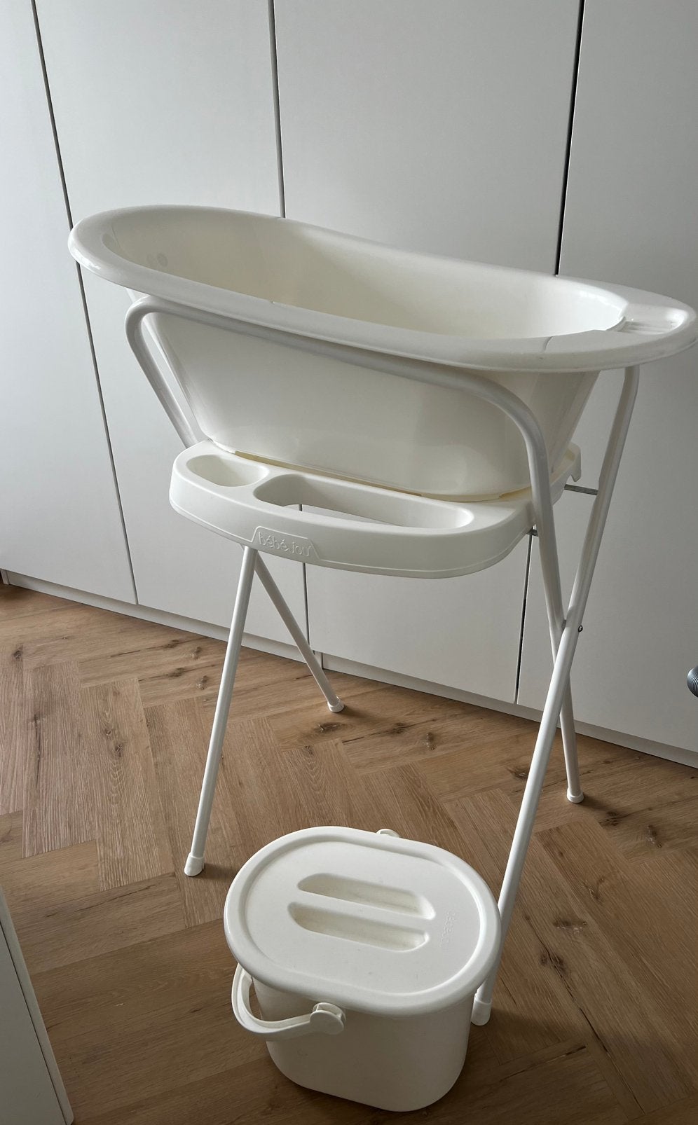 Bébéjou bad op standaard baby + emmer + zeep pompjes, Ophalen, Zo goed als nieuw, Badje, Standaard