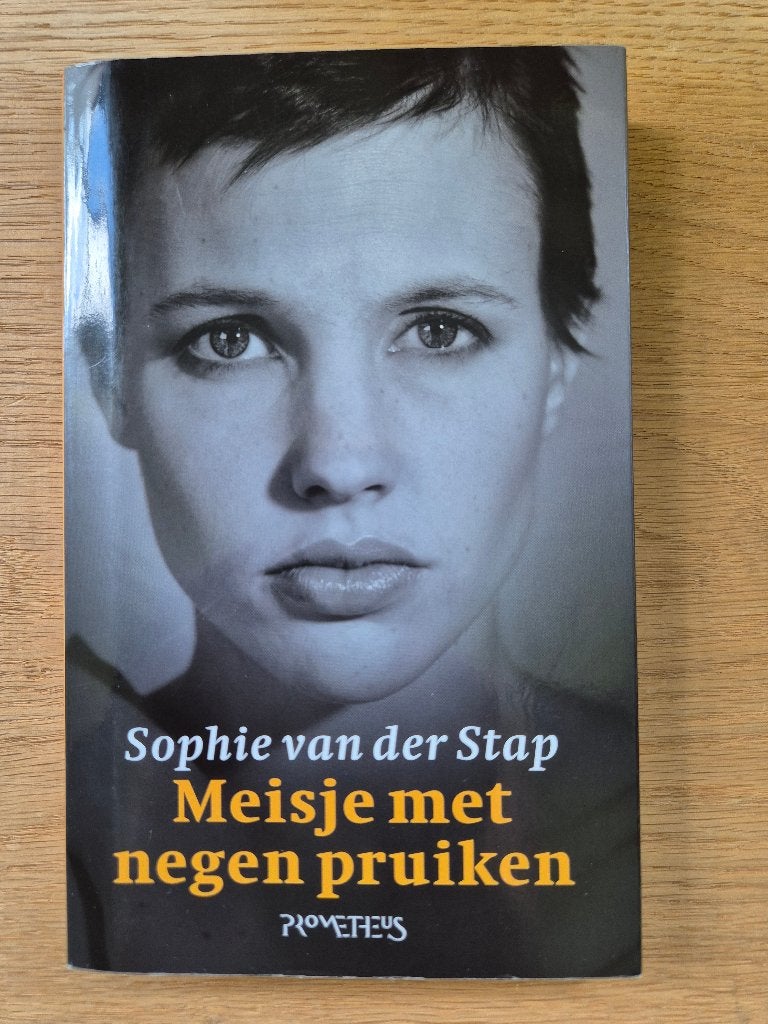 Boek Meisje met negen pruiken - Sophie van der Stap, Ophalen of Verzenden, Zo goed als nieuw, Sophie van der Stap