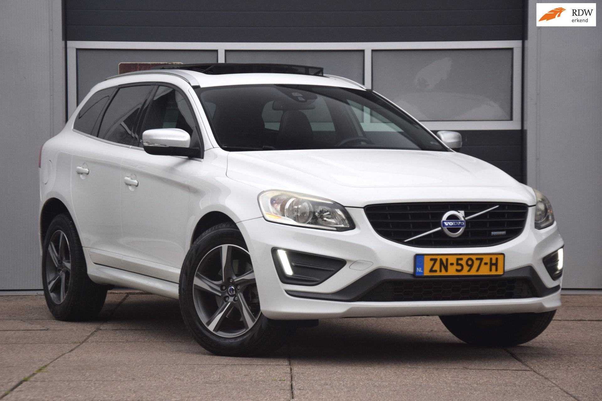 Volvo XC60 2.0 T5 FWD R-Design TREKHAAK/PANORAMADAK/VERWARMD, Auto's, Volvo, 15 km/l, Gebruikt, 4 cilinders, 1969 cc
