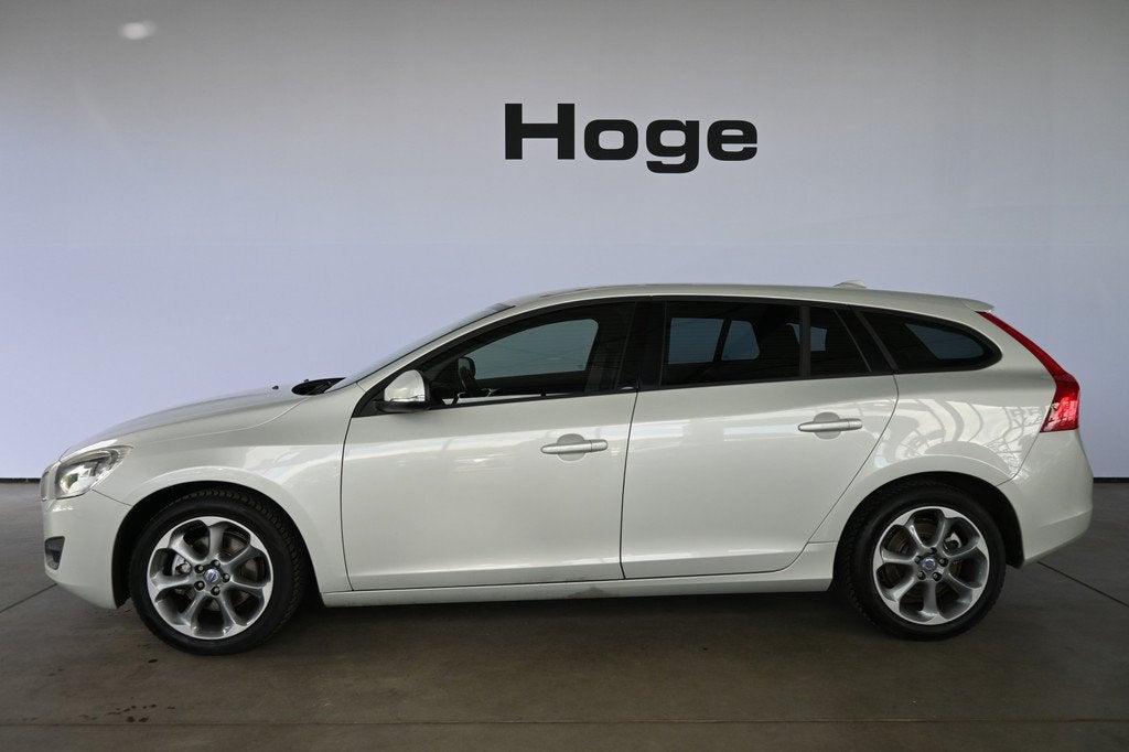 Volvo V60 1.6 T3 Kinetic Cruise control Clima Lichtmetaal Na, Auto's, Volvo, Voorwielaandrijving, Gebruikt, 4 cilinders, Wit