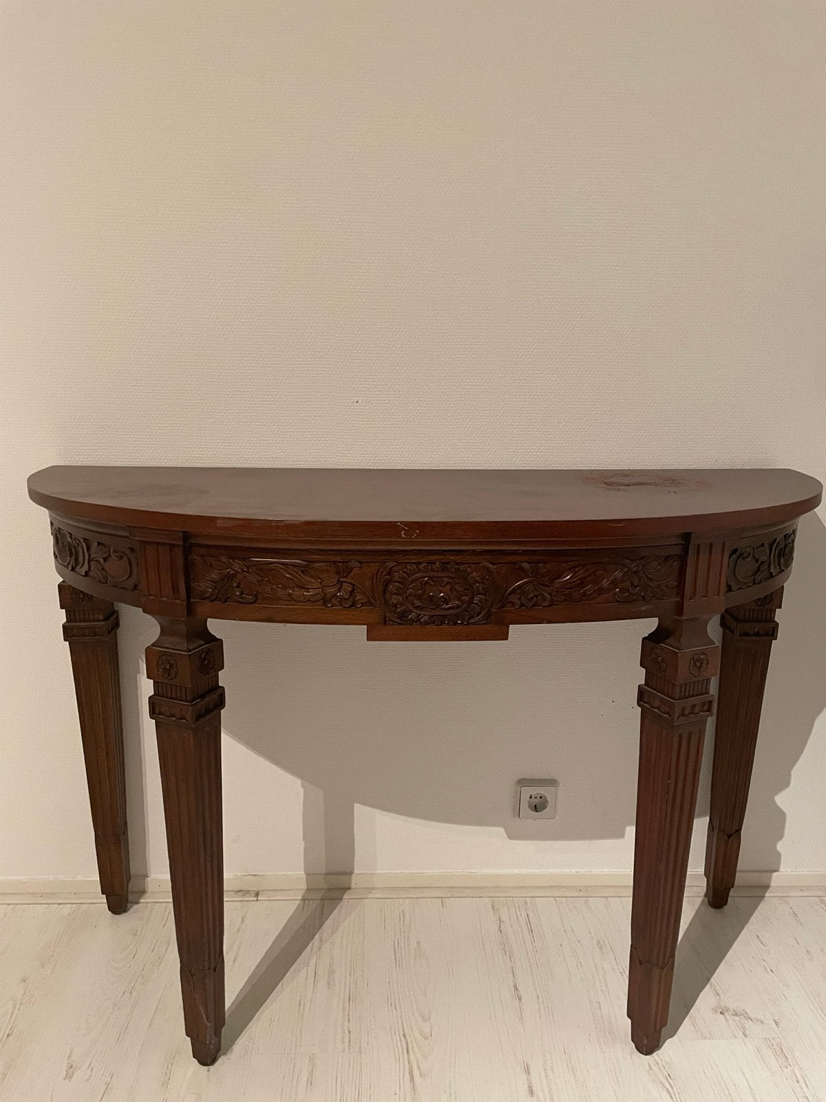 Antieke halfronde sidetable met houtsnijwerk, Ophalen