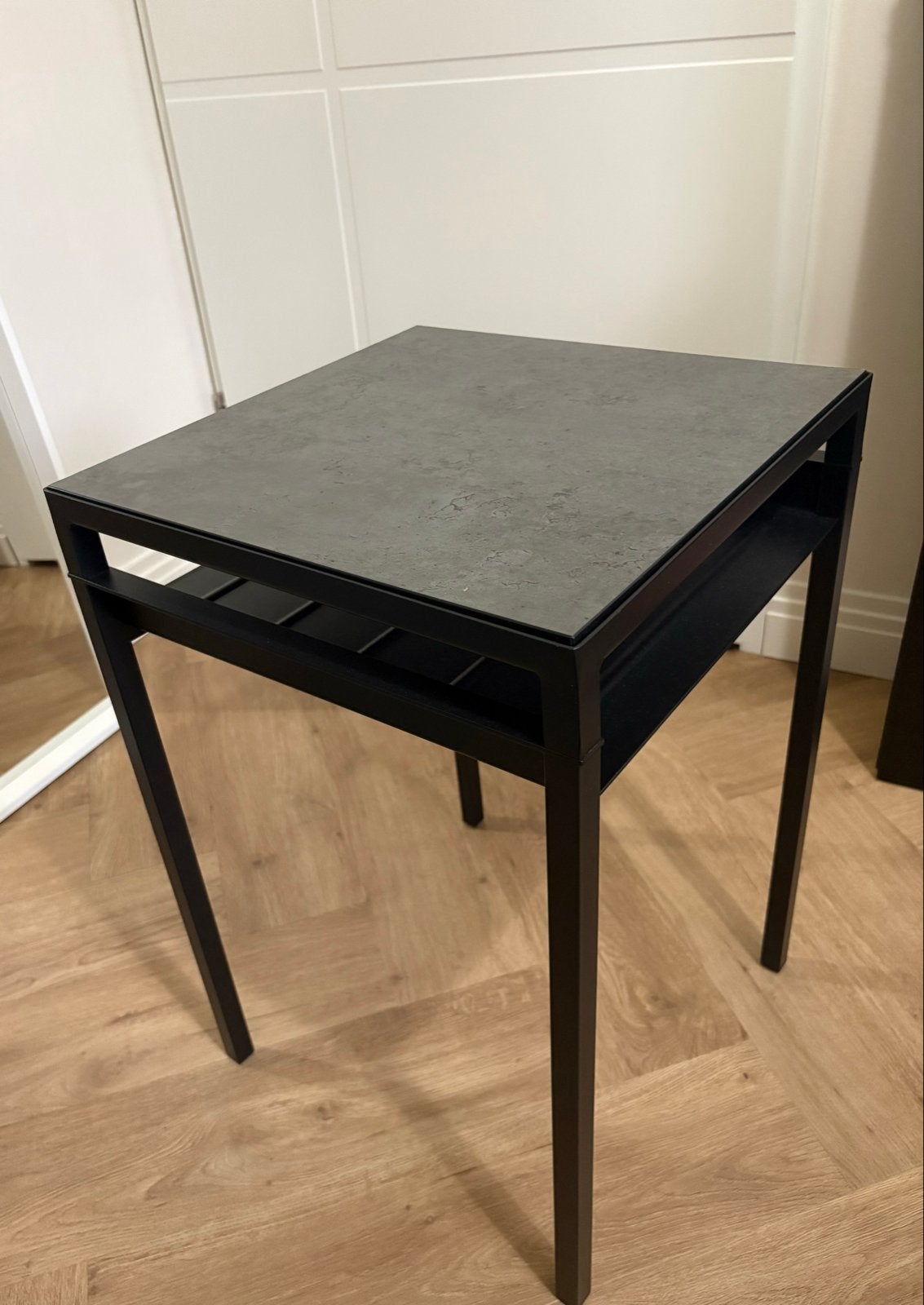 IKEA NYBODA bijzettafel – betonlook/zwart – 40x40x60 cm, Huis en Inrichting, Ophalen, Minder dan 55 cm, Metaal of Aluminium, Zo goed als nieuw