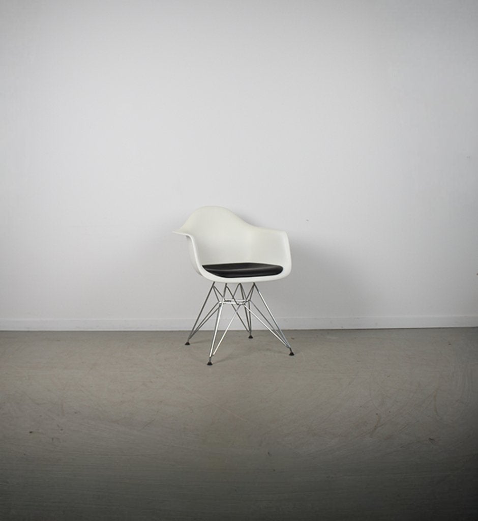 6x Vitra Eames DAR Kuipstoel Wit/Zwart – Chroom/ Eiffel