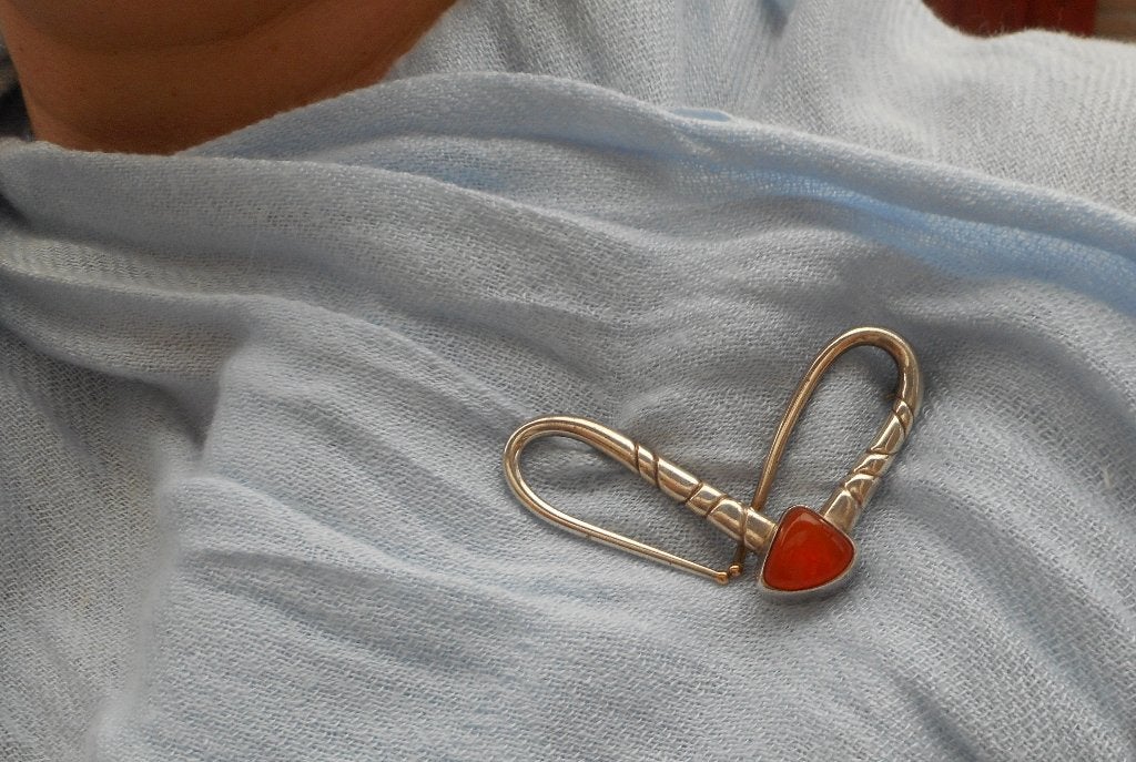 Zilveren modernist broche met goud en rode steen nr.2026, 4 tot 7 cm, Verzenden, Zo goed als nieuw, Zilver