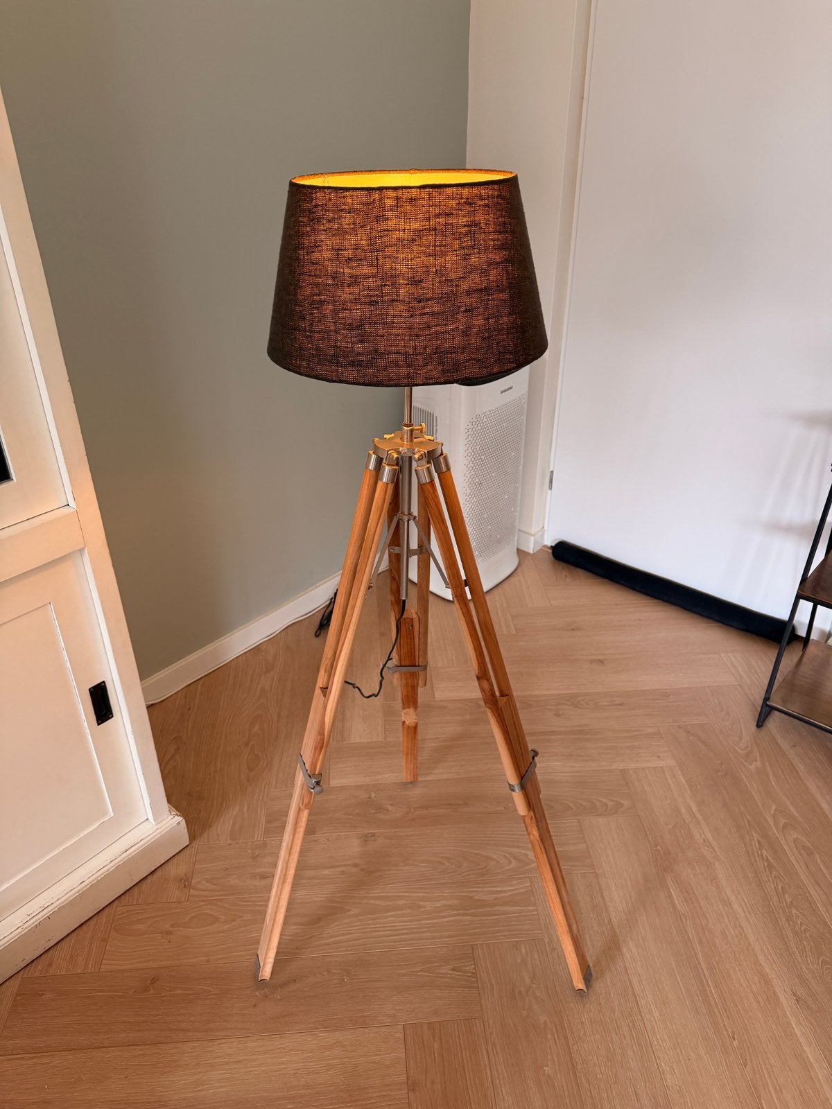 Vloerlamp op Statief met Zwarte Kap Riviera Maison, Ophalen, Zo goed als nieuw, Hout, 100 tot 150 cm