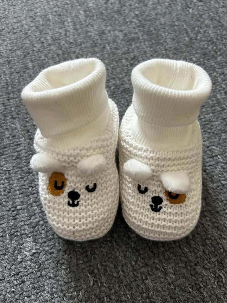 Schattige gebreide babyslofjes met honden gezichtje Hema, Kinderen en Baby's, Ophalen of Verzenden, Nieuw, Jongetje of Meisje
