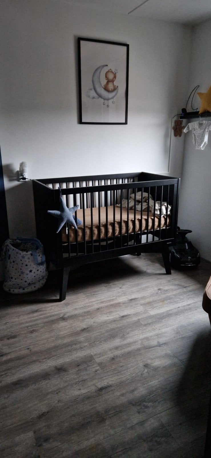 Kidsmill Baby bedje/Ledikant Zwart met Matras - Z.G.A.N., Ophalen, 70 tot 85 cm, Zo goed als nieuw, Minder dan 140 cm