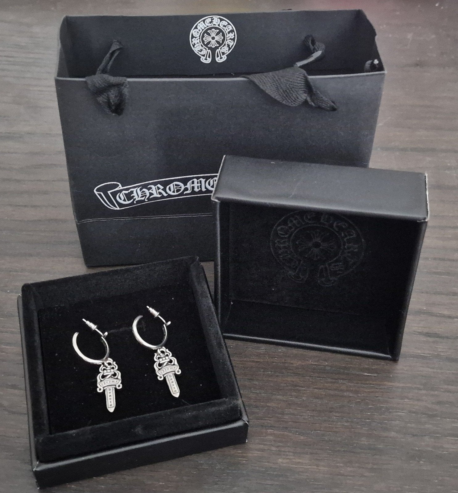Chrome Hearts Dagger Hoop Earrings – Zilverkleurig – 1 Paar, Overige materialen, Hangers, Verzenden, Nieuw