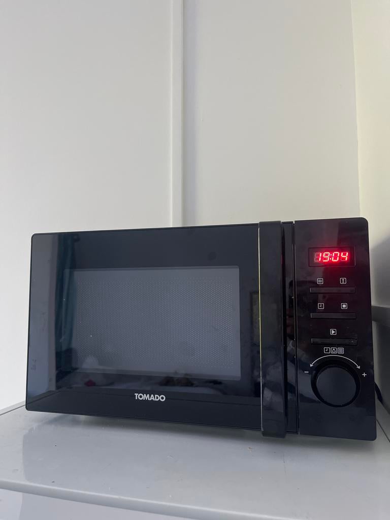 Tomado Magnetron - Compact en Stijlvol Zwart Design, Ophalen, Gebruikt, Minder dan 45 cm, Magnetron