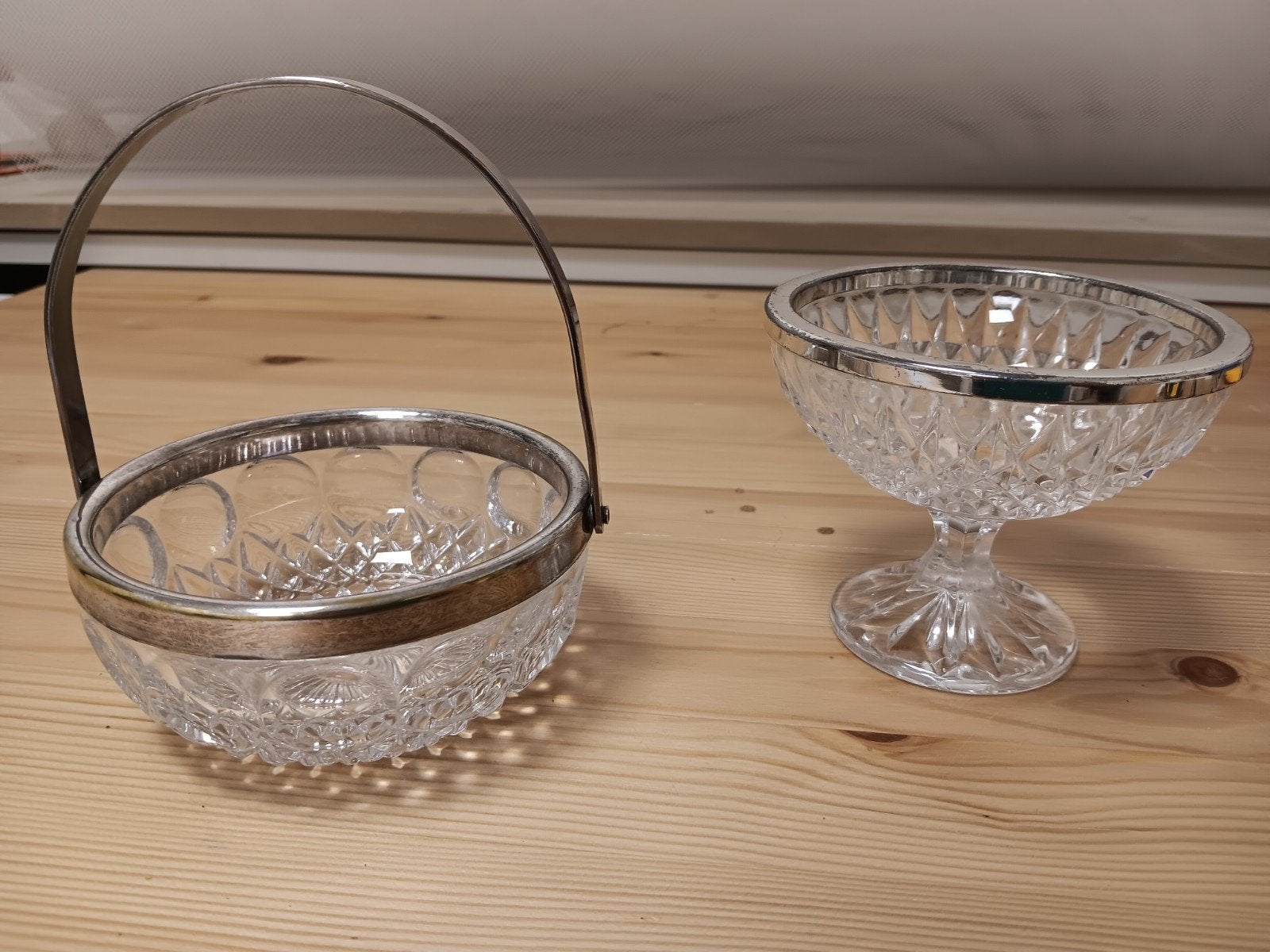 2 glazen schaaltjes.
Een schaaltje op glazen voet met verzil, Antiek en Kunst, Ophalen of Verzenden