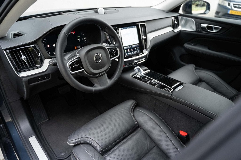 Volvo V60 T8 Ultra Dark B&W Pano 360c HUD Massage 19", Auto's, Volvo, Automaat, Gebruikt, Zwart, 4 cilinders