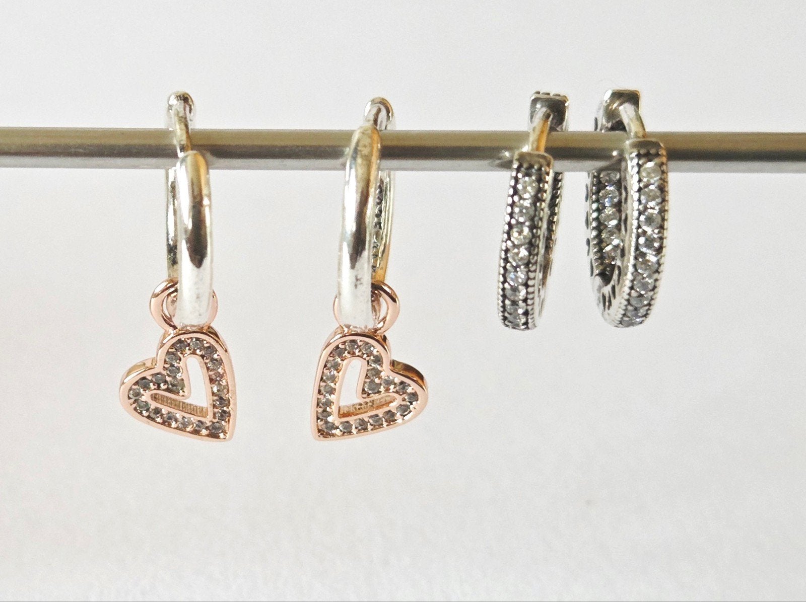 PANDORA OORBELLEN MET ROSÉGOUDEN HARTJES EN MET ZIRKONIA'S, Sieraden, Tassen en Uiterlijk, Oorbellen, Zo goed als nieuw, Hangers