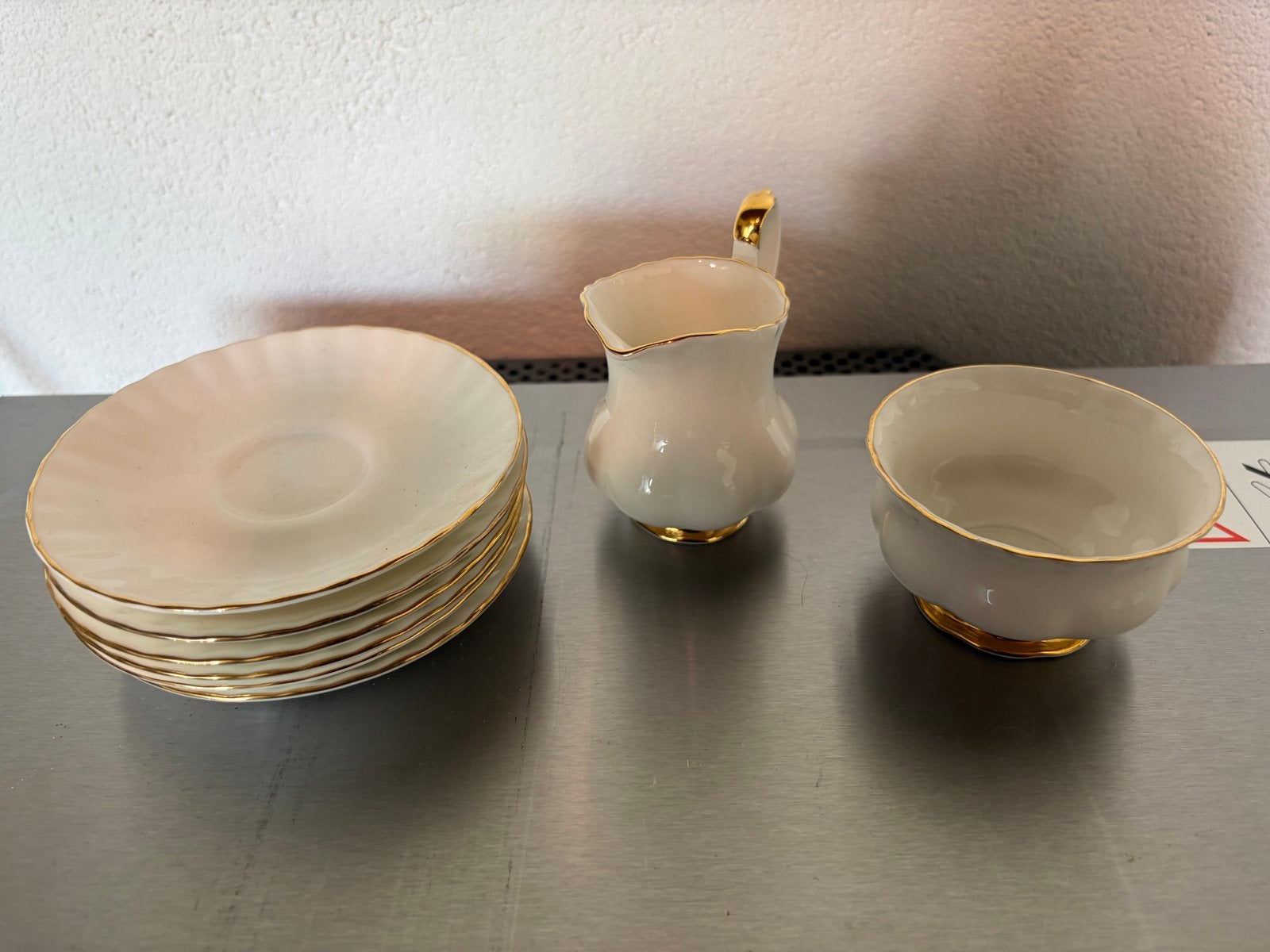 Royal Albert Val D'Or Melkkan, Suikerpot en Schotels, Antiek en Kunst, Antiek | Servies los, Ophalen of Verzenden