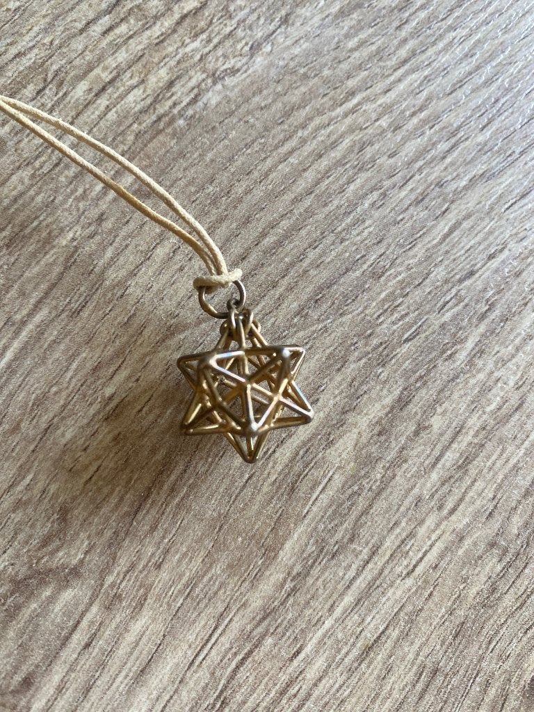 Geometrische merkaba hanger goudkleurige metalen, Ophalen of Verzenden, Zo goed als nieuw, Goud, Overige materialen