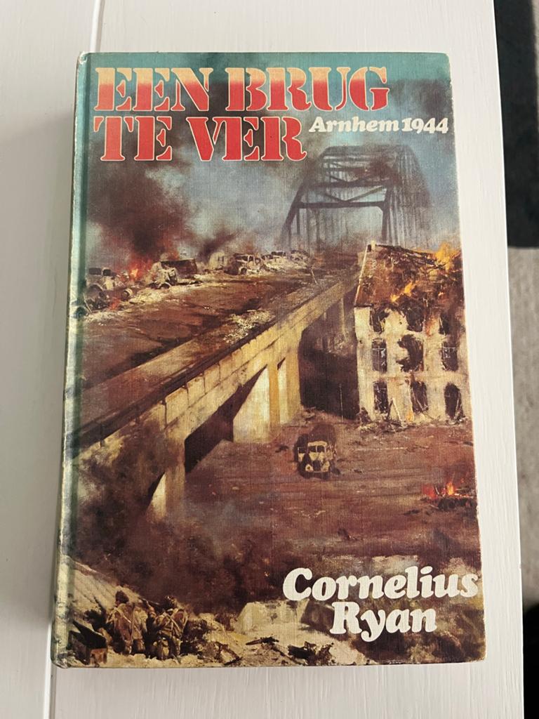 Een Brug Te Ver - Arnhem 1944 door Cornelius Ryan, Boeken, Ophalen of Verzenden, Tweede Wereldoorlog, Gelezen, Algemeen
