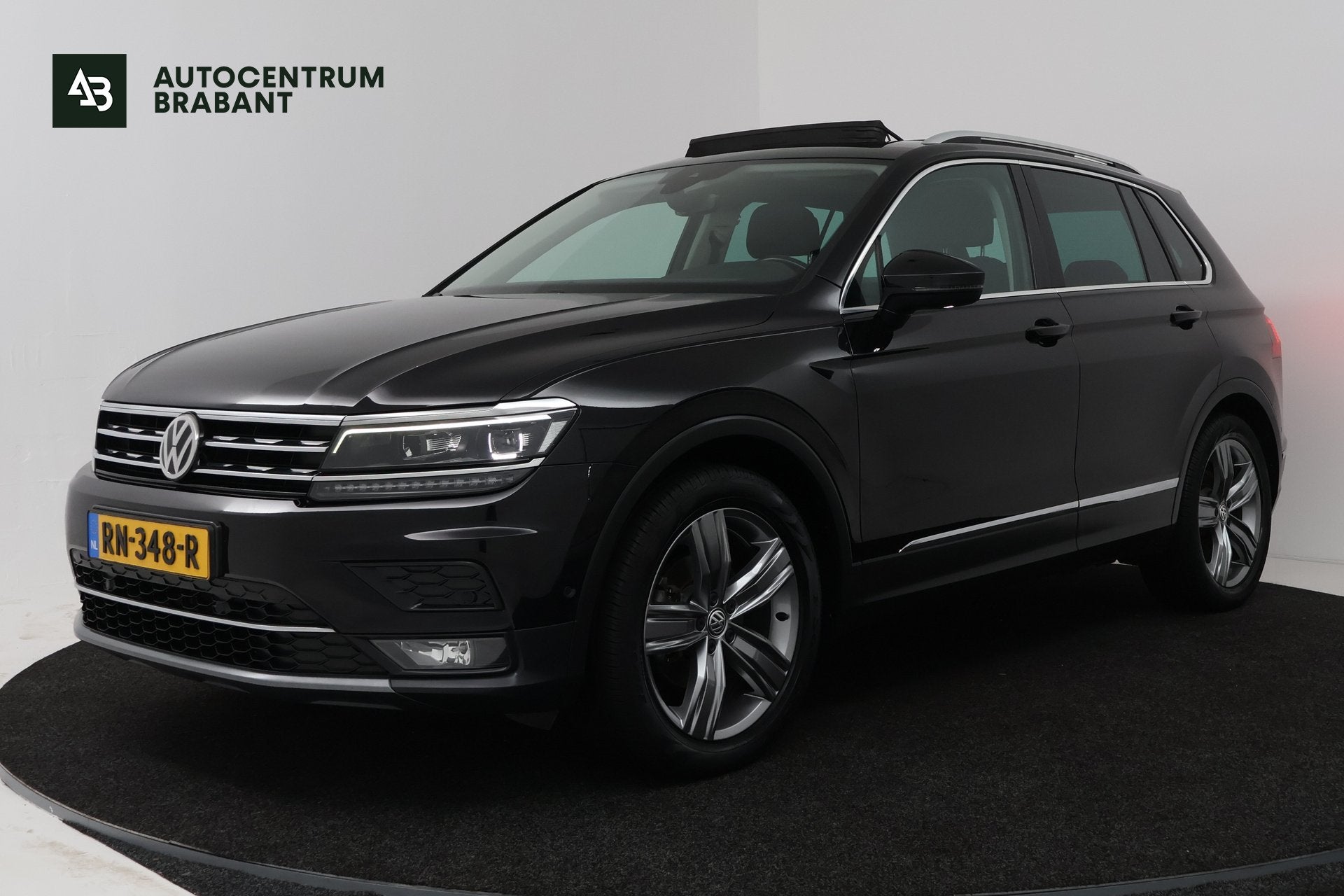 Volkswagen Tiguan 1.4 TSI ACT Highline (PANORAMADAK, CAMERA,, 4 cilinders, 150 pk, Zwart, Origineel Nederlands