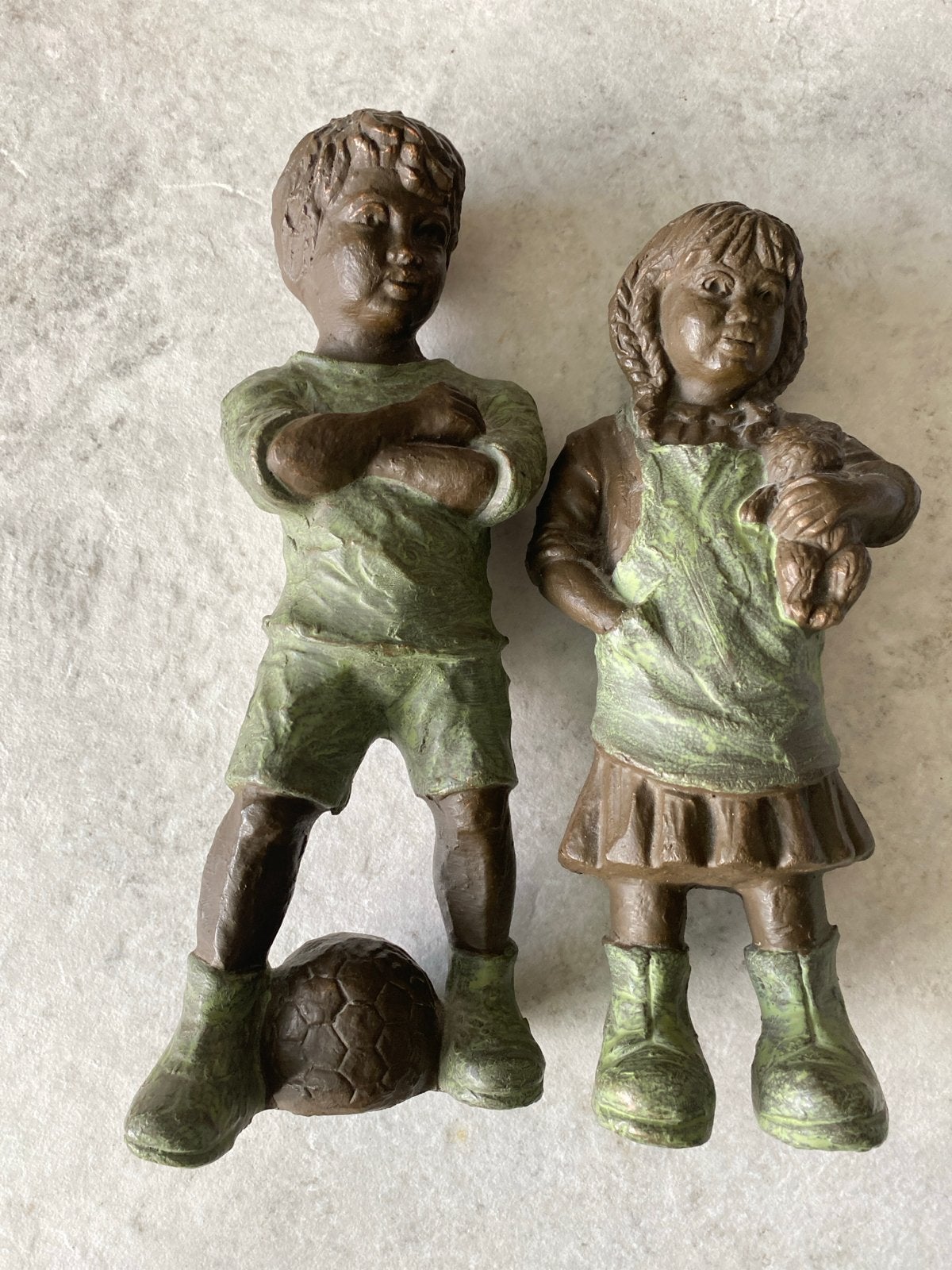 Beeldjes Geert Kunen: Jongen met voetbal en meisje met beer, Antiek en Kunst, Groep mensen, Ophalen of Verzenden, Brons, Beeld