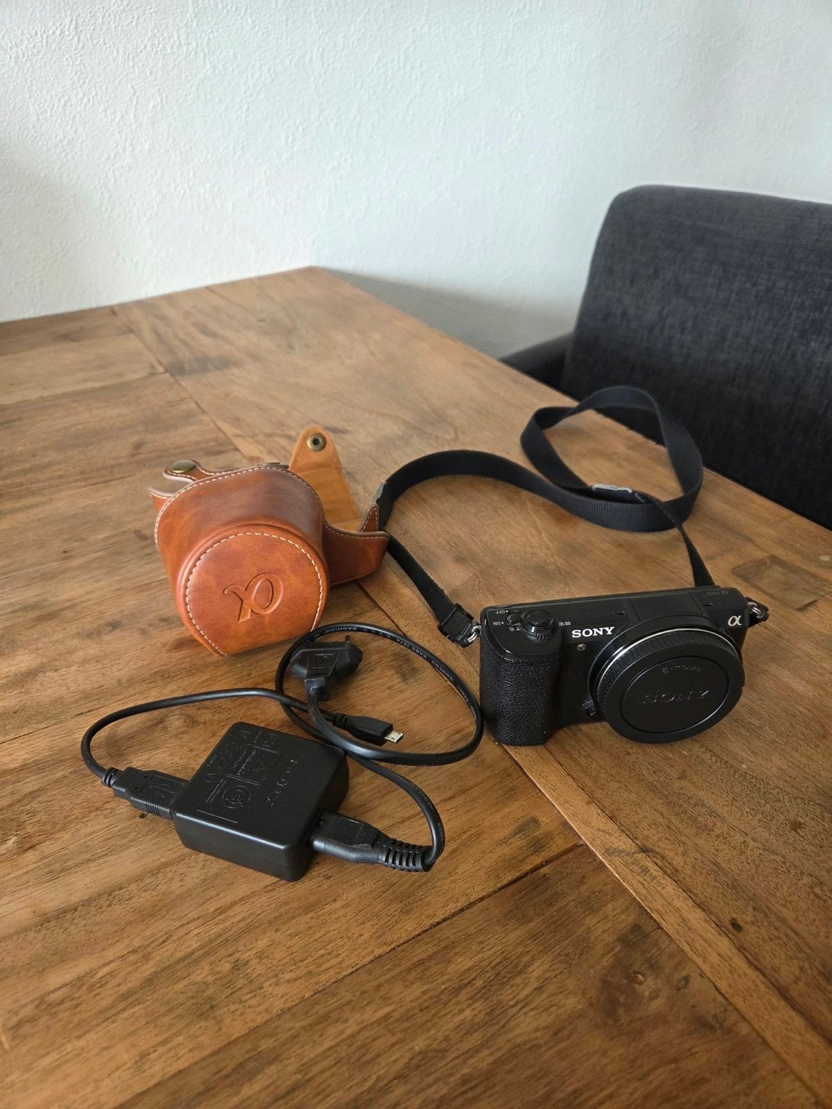 Sony A5100 body - defecte HDMI, inclusief accessoires, Gebruikt, Ophalen of Verzenden, Accu, Sony