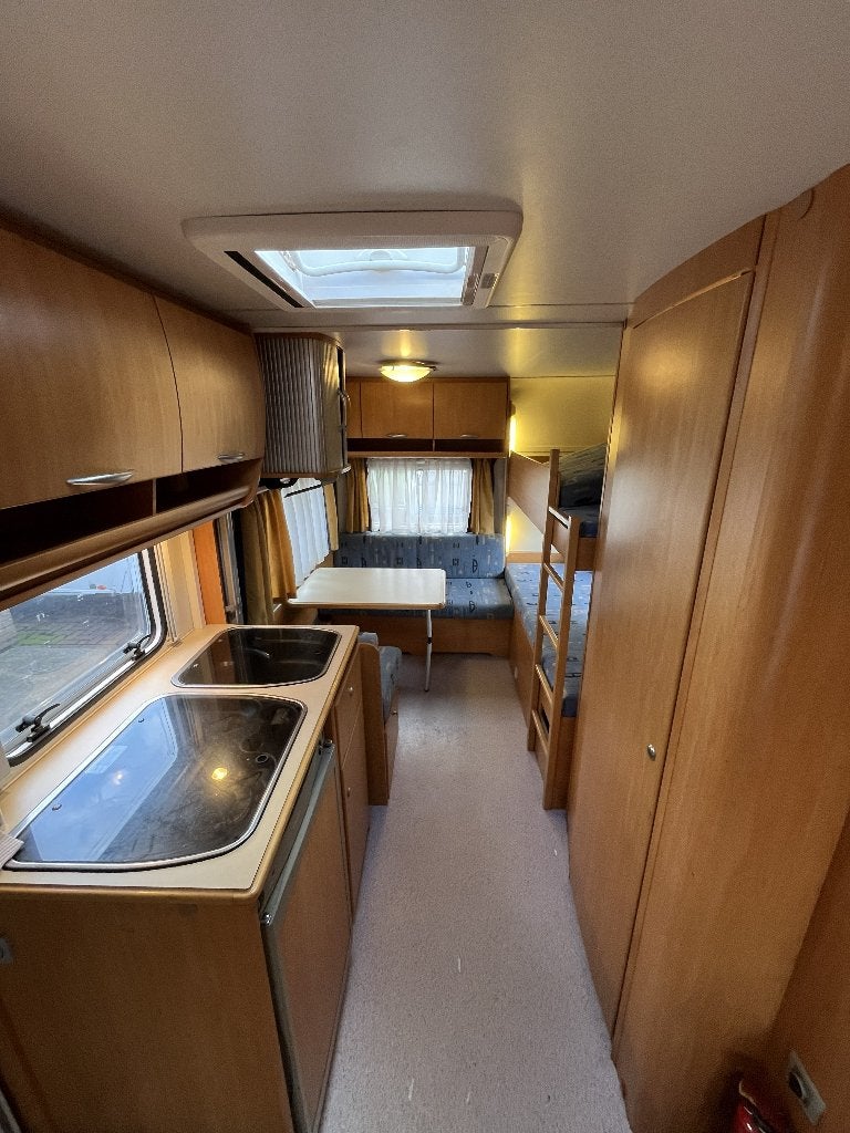 6-Persoons Knaus Eifelland Holiday 500 tk stapelbed, Schokbreker, Stapelbed, Bedrijf, Treinzit