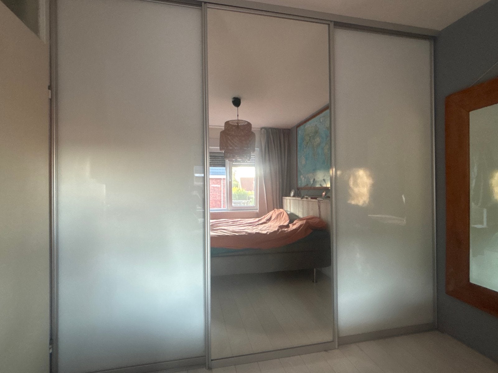 Schuifdeuren met spiegel en melkglas panelen, Ophalen, Met plank(en), Gebruikt, 200 cm of meer