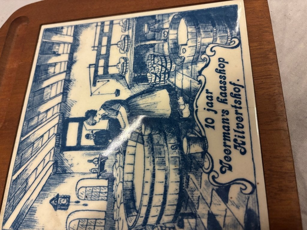 Houten kaasplank met blauw-witte tegel Voerman's kaashandel, Ophalen of Verzenden
