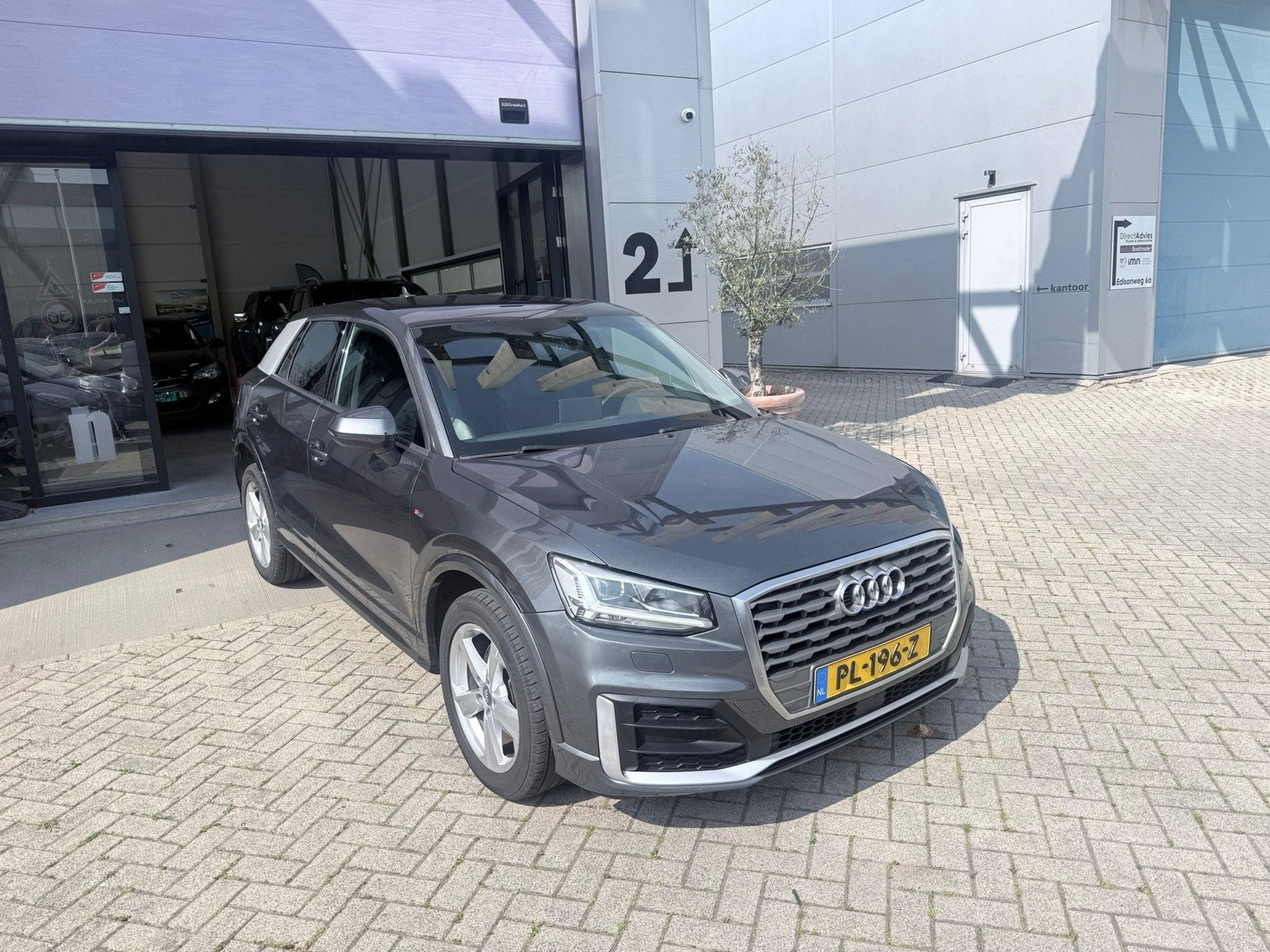 Audi Q2 1.0 TFSI S-Line Automaat! NETTE AUTO! NAP! INRUIL MO, Gebruikt, Origineel Nederlands, Bedrijf, 650 kg