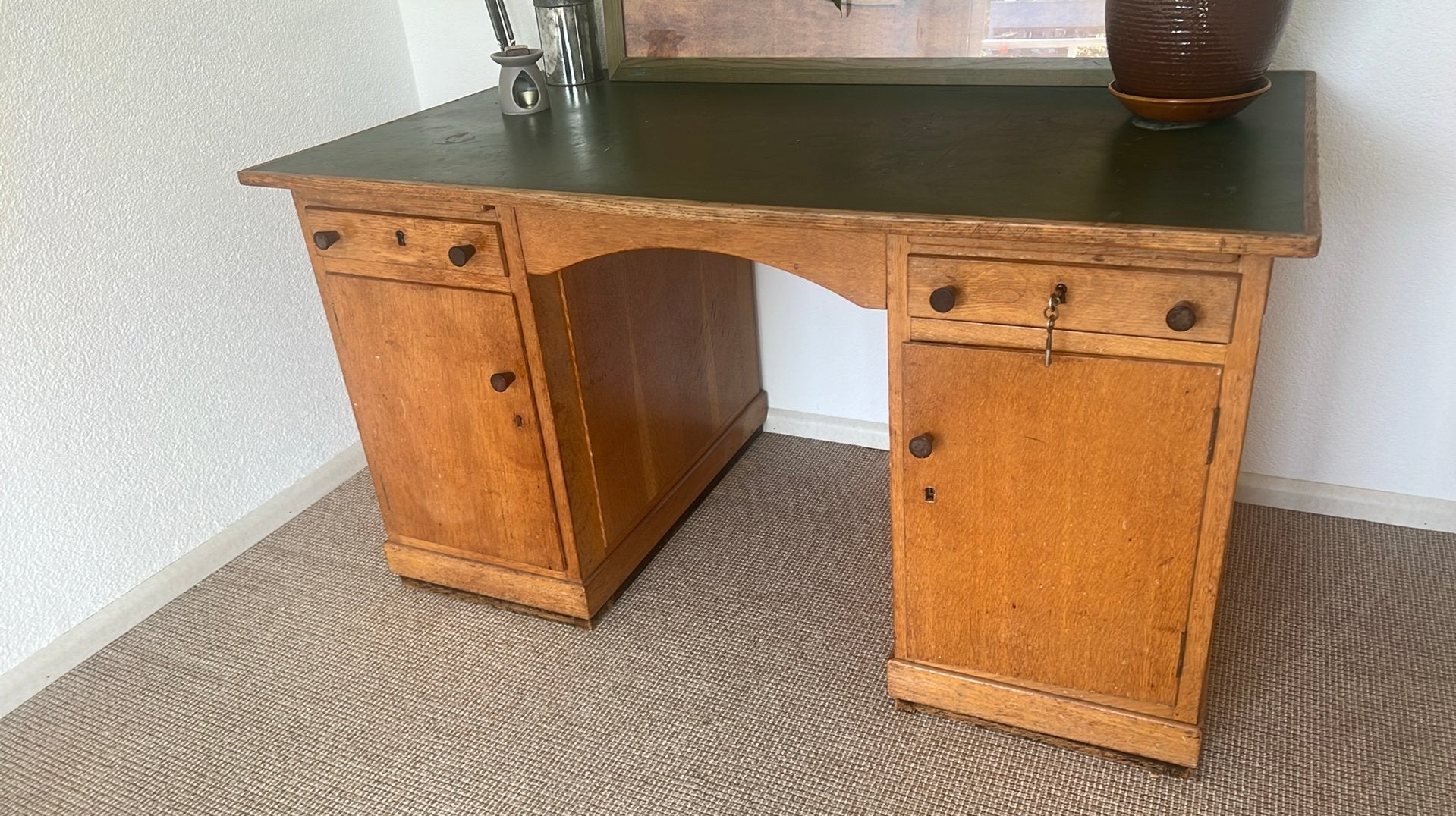 Vintage massief eikenhouten bureau met groen blad en kruk, Ophalen