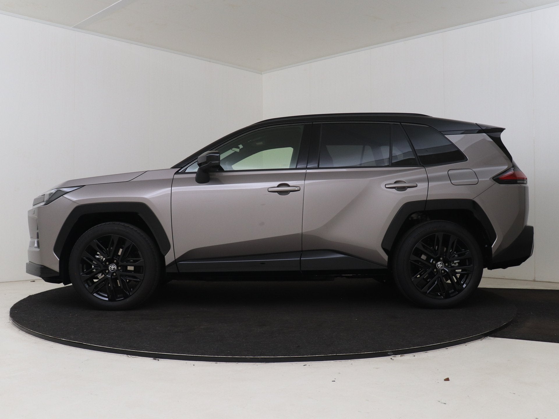 Toyota RAV4 2.5 Hybrid 200 First Edition | DEMO & SNEL LEVER, Zwart, 4 cilinders, Beige, Bedrijf