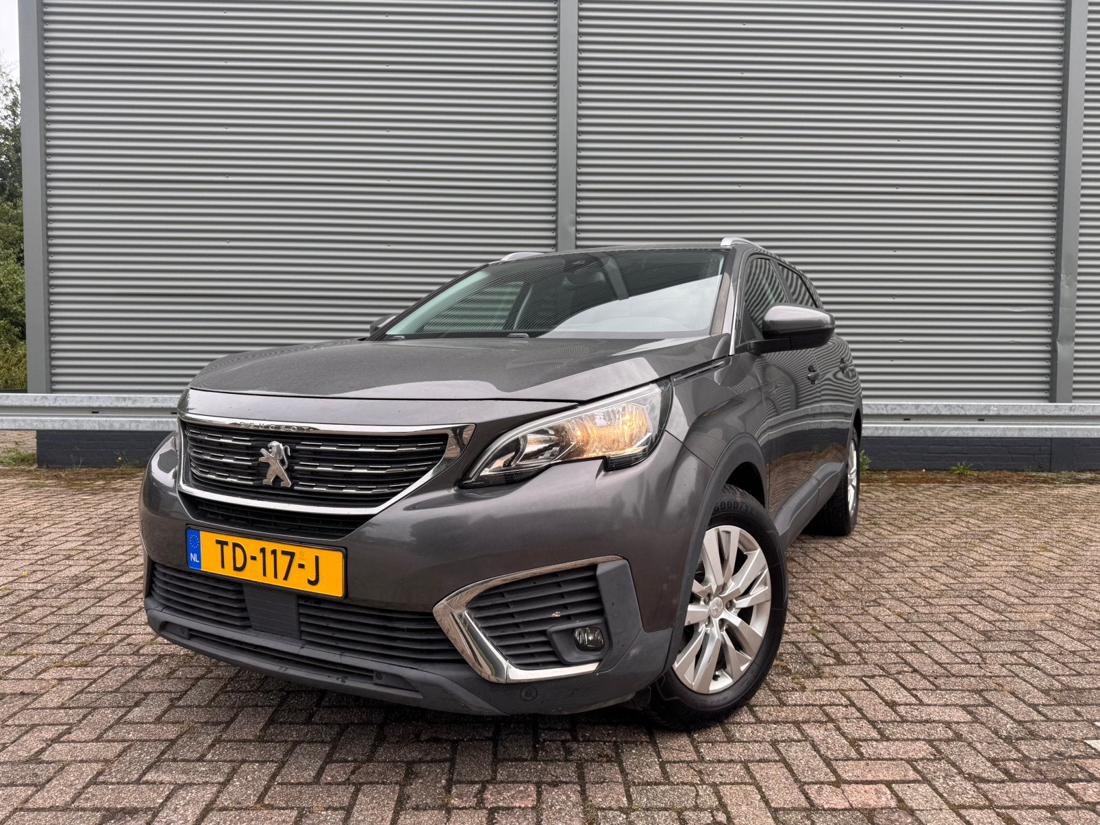 Peugeot 5008 7 Persoons, 360 Camera, Cuisecontrol, Voorwielaandrijving, Stof, Euro 6, 1199 cc