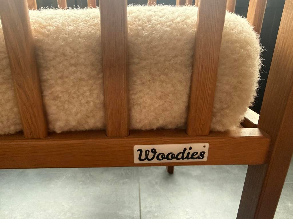 Woodies wieg incl. matras en wollen Kico label hoeslaken, Ophalen, Zo goed als nieuw, Wieg
