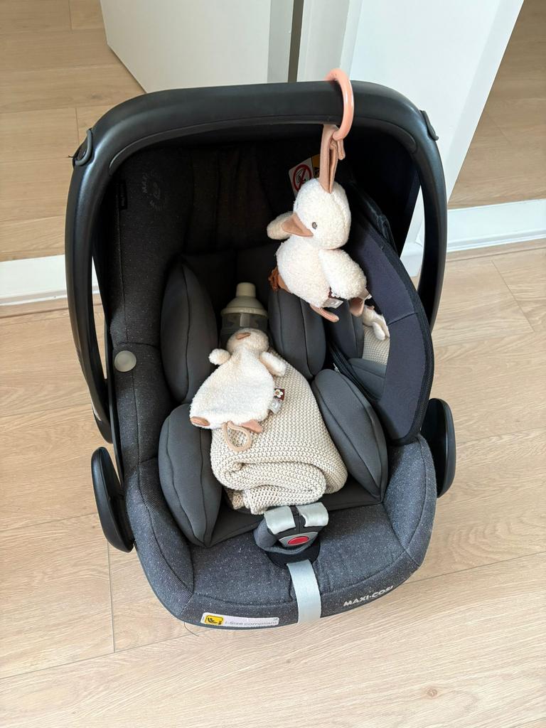 Maxicosy autostoel met adapters (zonder eendje accessoires), Autogordel, Zo goed als nieuw, 0 t/m 13 kg, Ophalen