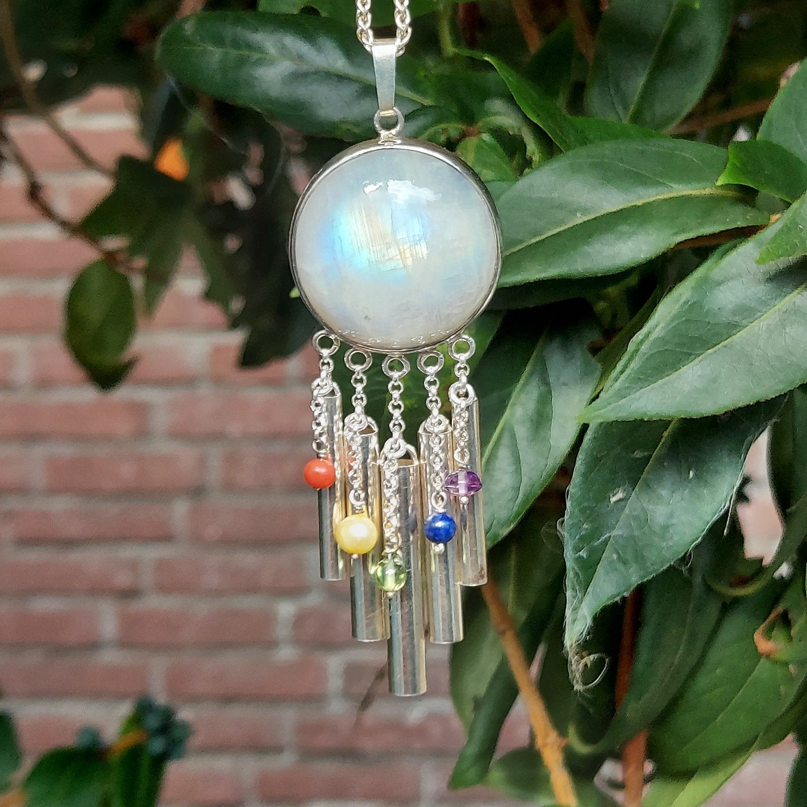 Mooie nieuwe zilveren hanger, Maansteen en chakra kleuren, Wit, Nieuw, Ophalen of Verzenden, Met edelsteen