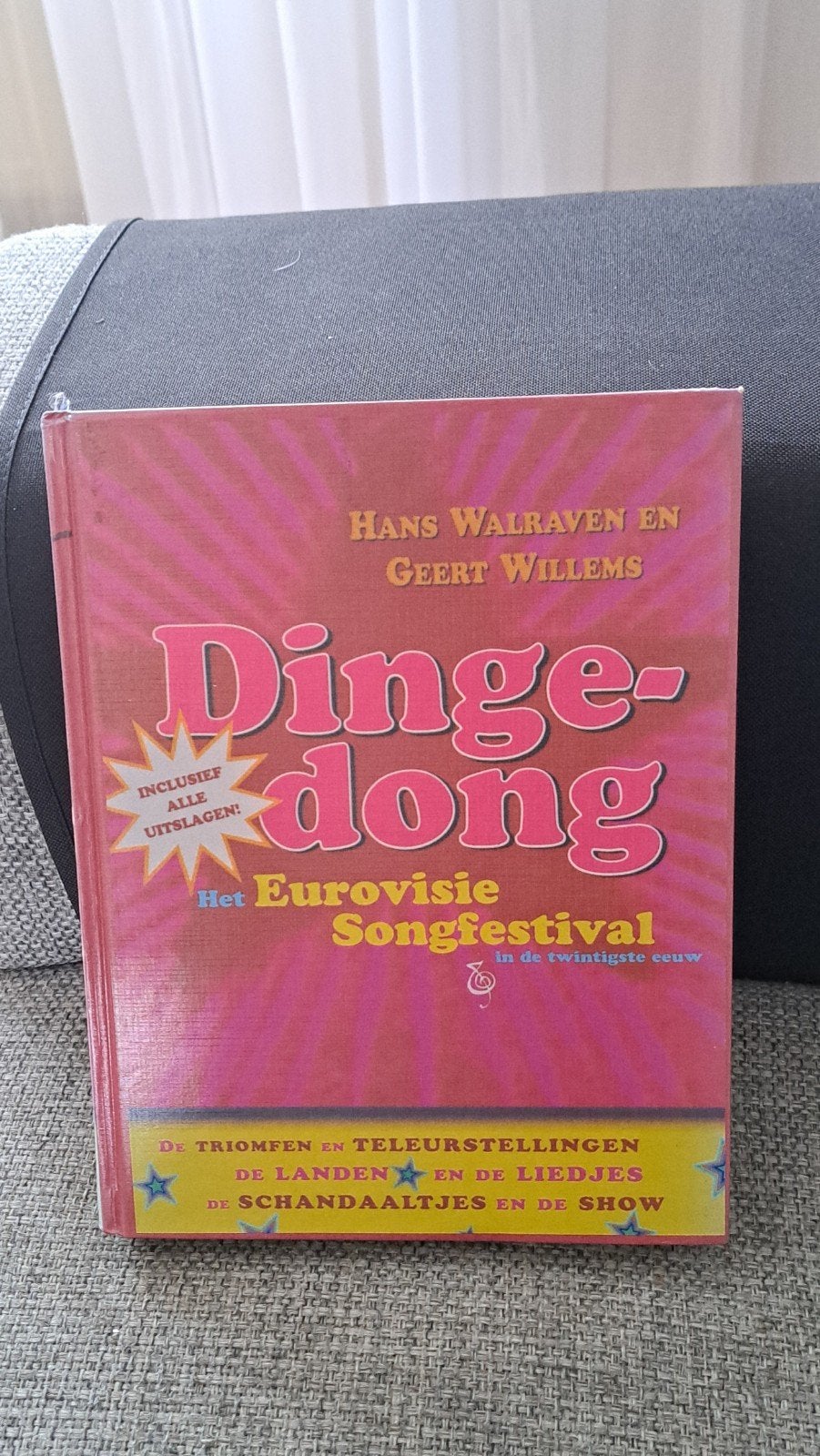 boek  dinge-dong  het eurovisie songfestivalboek, Ophalen of Verzenden, Gelezen, Hans van walraven en geert willems