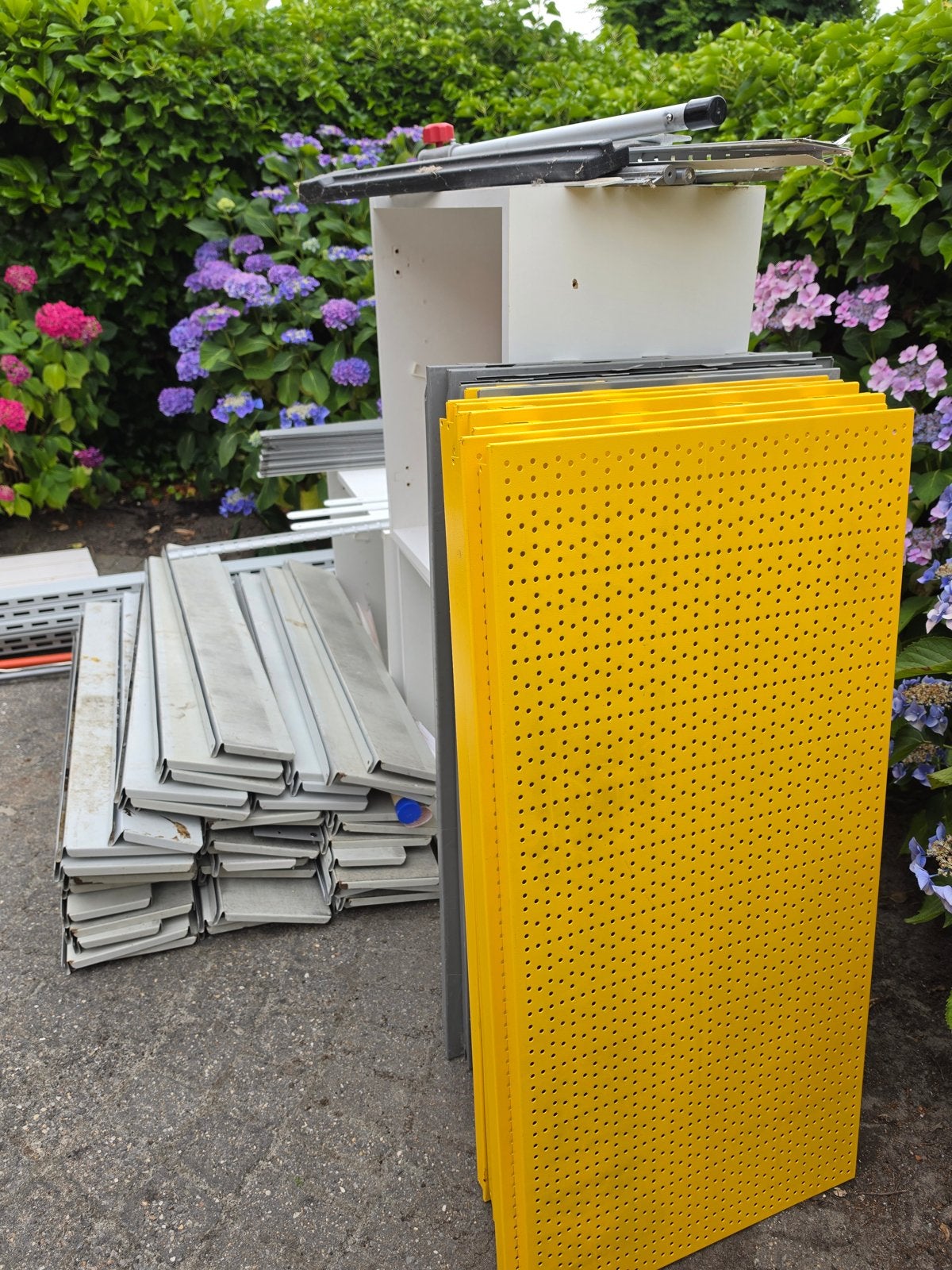 Stellingkast met perfowanden (geel), Ophalen, Gebruikt