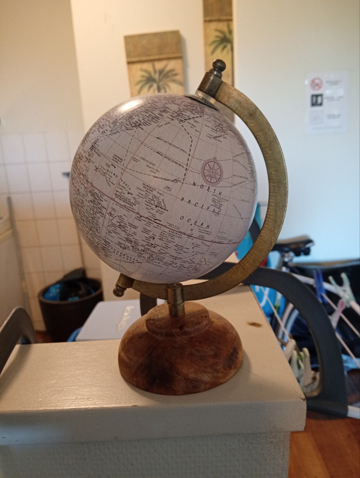 globe kleur roze draait nog goed21cm hoog van hout en koper, Ophalen, Gebruikt, 21 cm, Fysische wereldbol