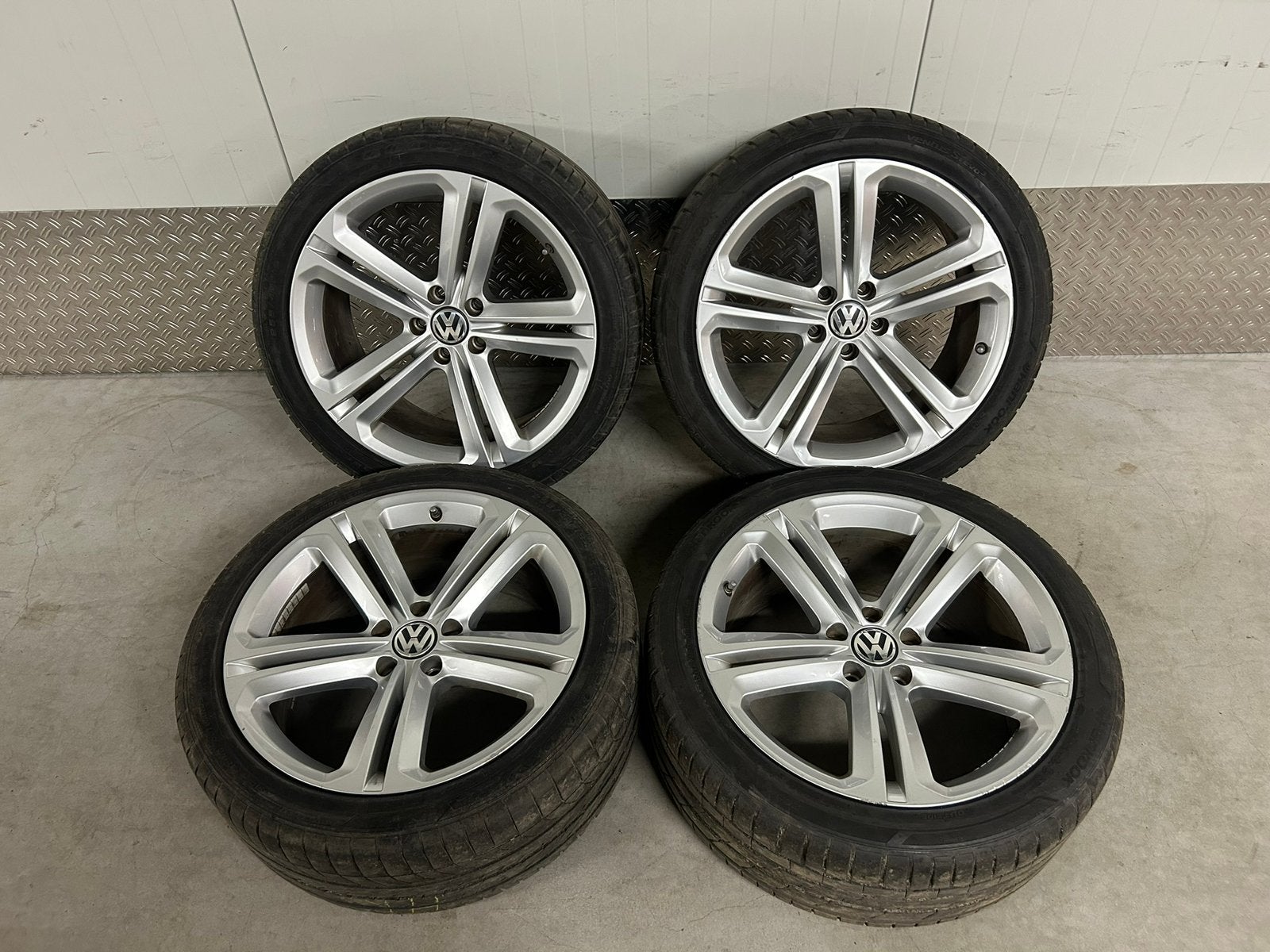 Originele VW Tiguan Mallory 19 inch 5x112 zomer, Auto-onderdelen, Banden en Velgen, Gebruikt, 255 mm, Banden en Velgen, VW