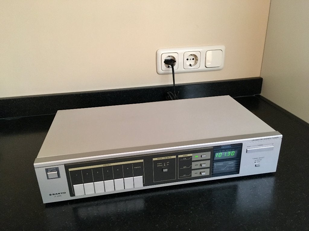 Supergave vintage tuner Sanyo JT 400L, met 6 voorkeurzenders, Ophalen of Verzenden, Zo goed als nieuw