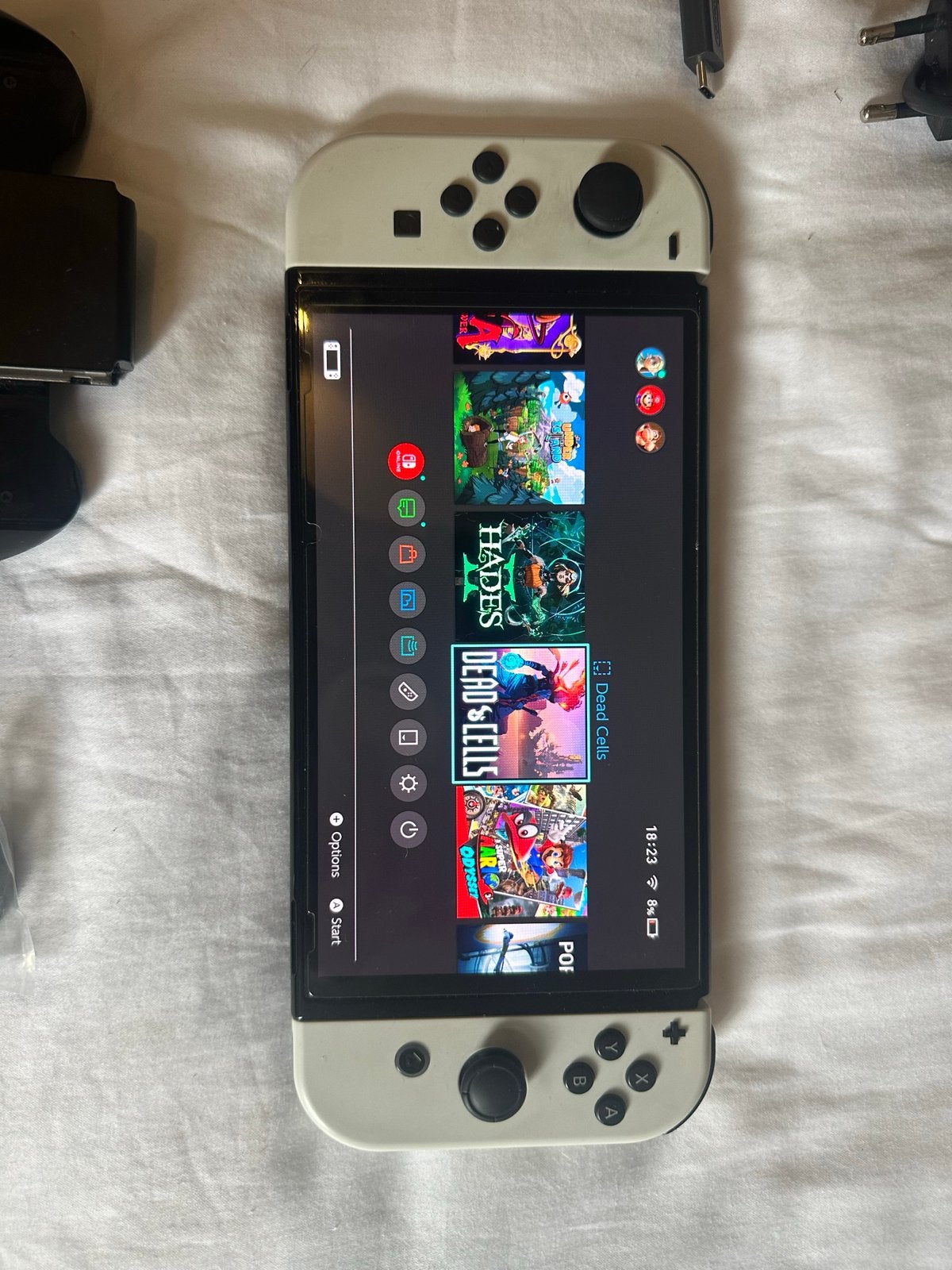 Foto 2 van Nintendo Switch OLED met 3 games en accessoires