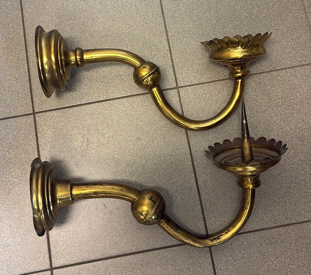 Twee grote messing wandkandelaars, Ophalen