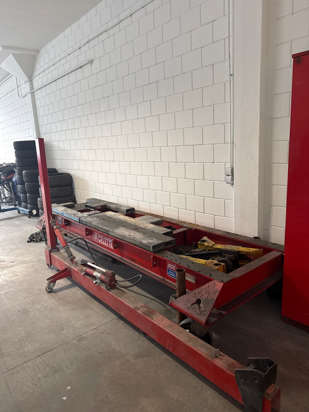 Celette Richtbank met Hydraulische Pomp en Gereedschap, Ophalen, Gebruikt