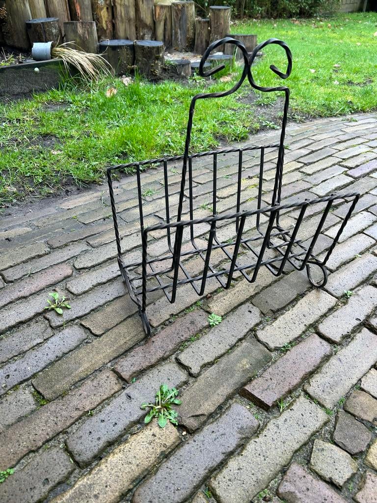 Vintage smeedijzeren kranten- en tijdschriftenrek, Huis en Inrichting, Woonaccessoires | Krantenbakken en Lectuurbakken, Ophalen